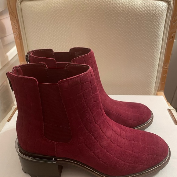 Vince Camuto NEW Fired Brick Suede, Croco Chelsea Boots, Size 9 M A458158VW0286 - Picture 9 of 10